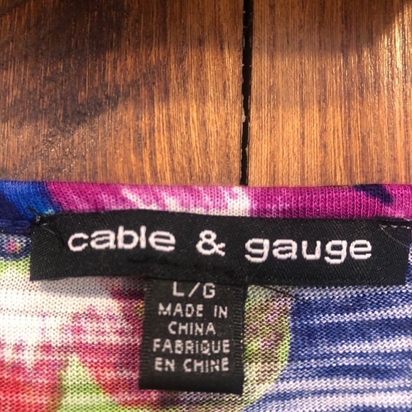 ⭐️5/$20 Floral flowy top navy Cable & Gauge shirt layering outfit summer tee - Picture 3 of 3